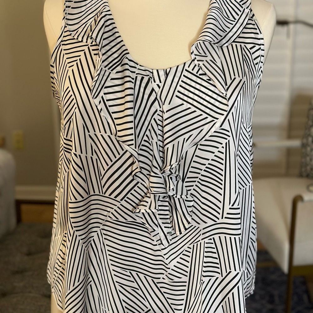 Sleeveless graphic stripe blouse.